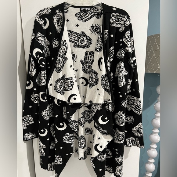 Hot Topic Sweaters - Hot Topic Astronomy Peaceful Hamsa Moon
Black & White Cardigan Size Medium
